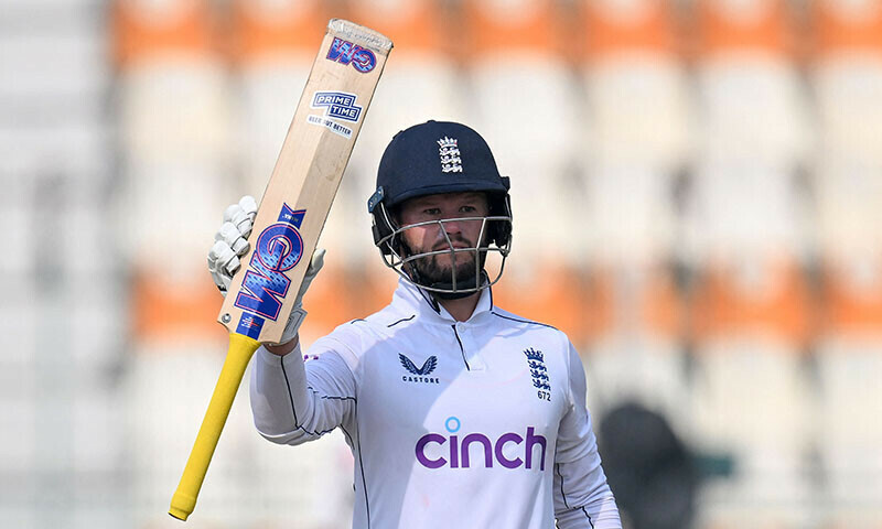 Duckett half-century as England make brisk reply to Pakistan’s 366