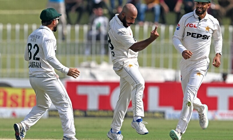 Sajid, Noman reduce England to 110-5 at lunch in third Test in Pindi