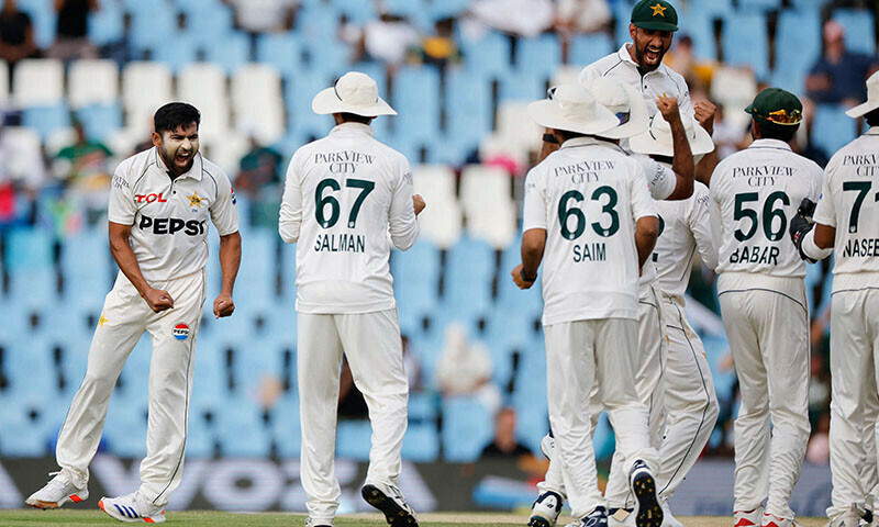 South Africa lose quick wickets to Pakistan as they chase modest winning target