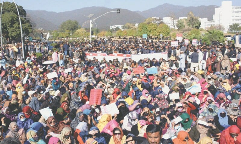 Protesting govt employees demand withdrawal of pension reforms in Islamabad