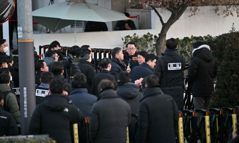 South Korean presidential guards prevent arrest of impeached Yoon after tense stand-off