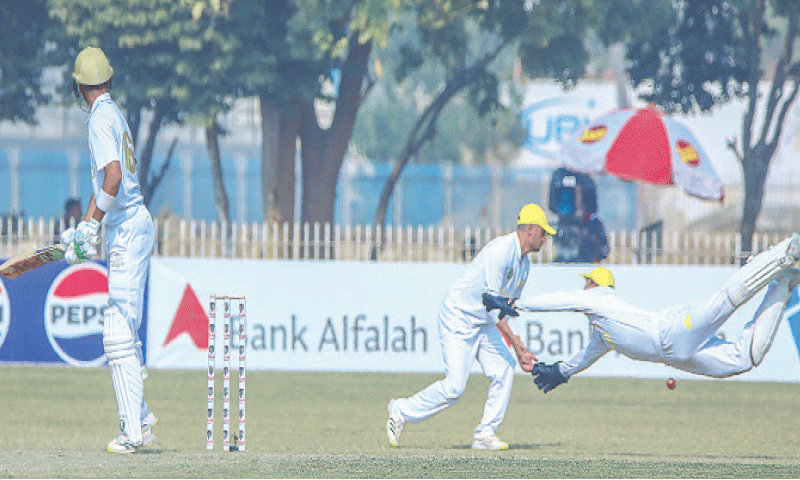 Five-star Niaz helps Peshawar take slim lead against Sialkot in QAT final