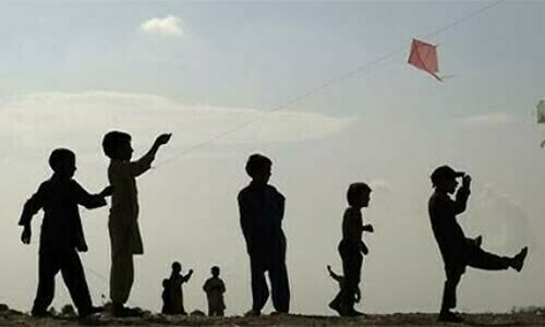 Lahore man critically injured by kite string