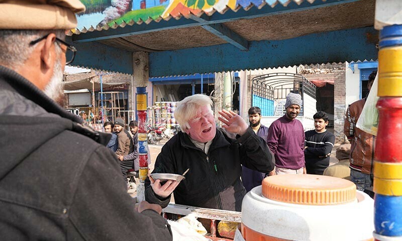 Trump look-alike sings to sell pudding in Sahiwal